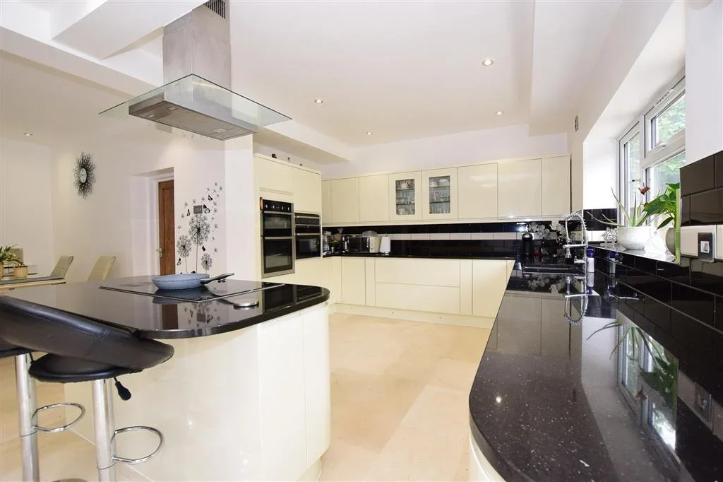 Room Fairholme Avenue in Greater London