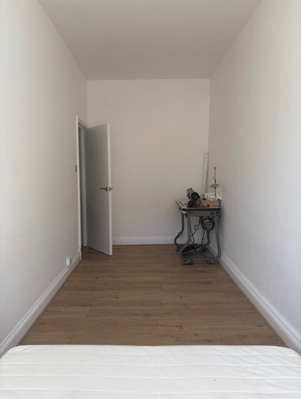 Flat Sylvester Path in Greater London