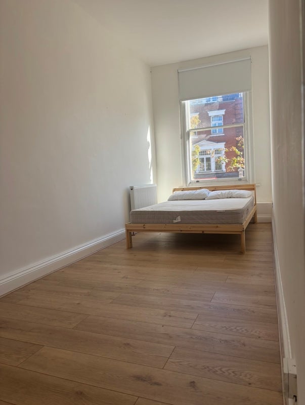 Flat Sylvester Path in Greater London