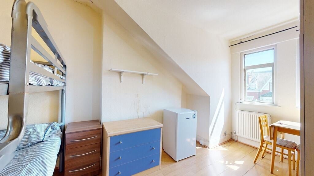 Room Chichele Road in Greater London