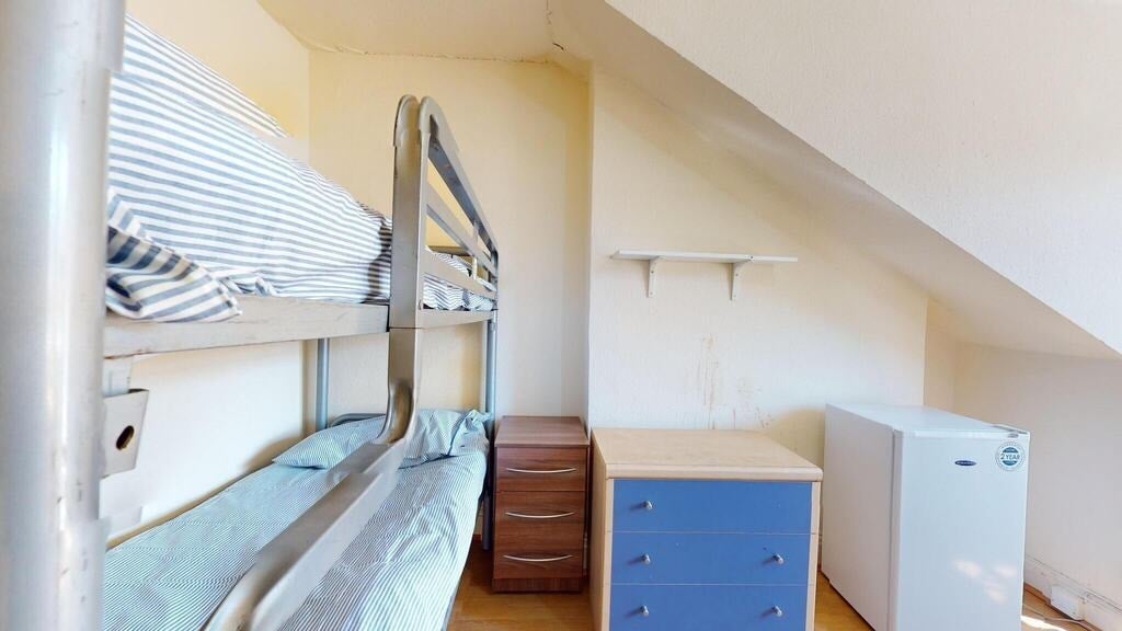Room Chichele Road in Greater London