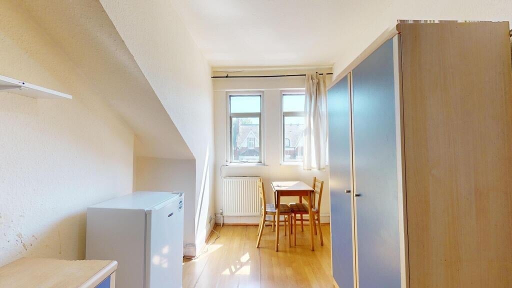 Room Chichele Road in Greater London