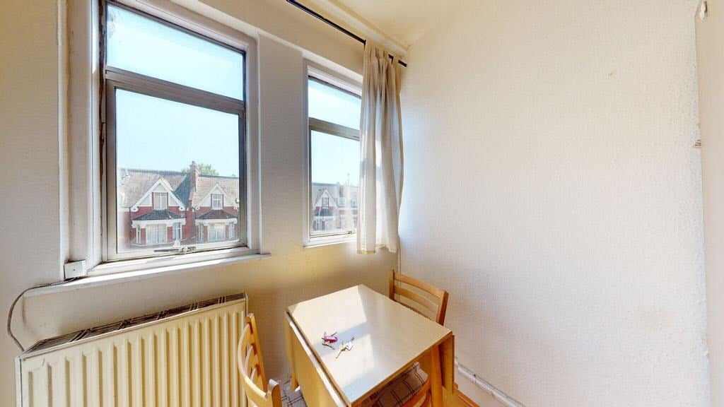 Room Chichele Road in Greater London