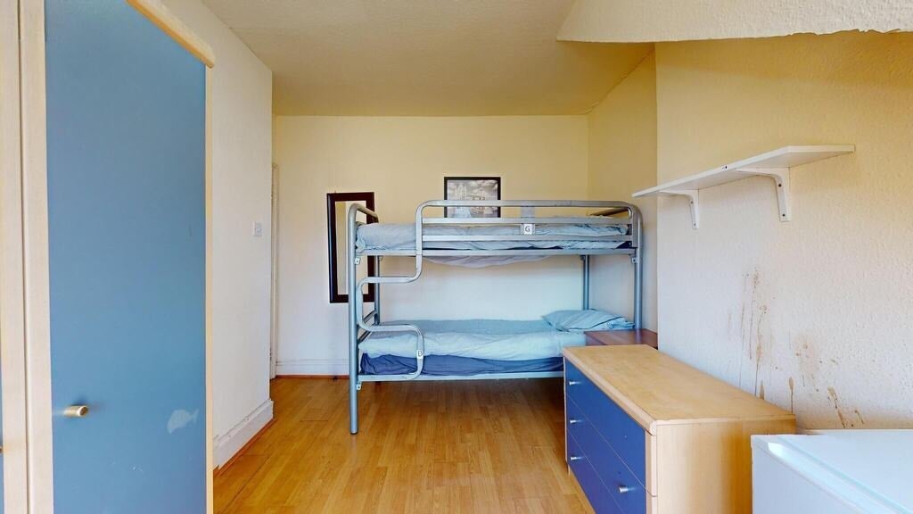 Room Chichele Road in Greater London