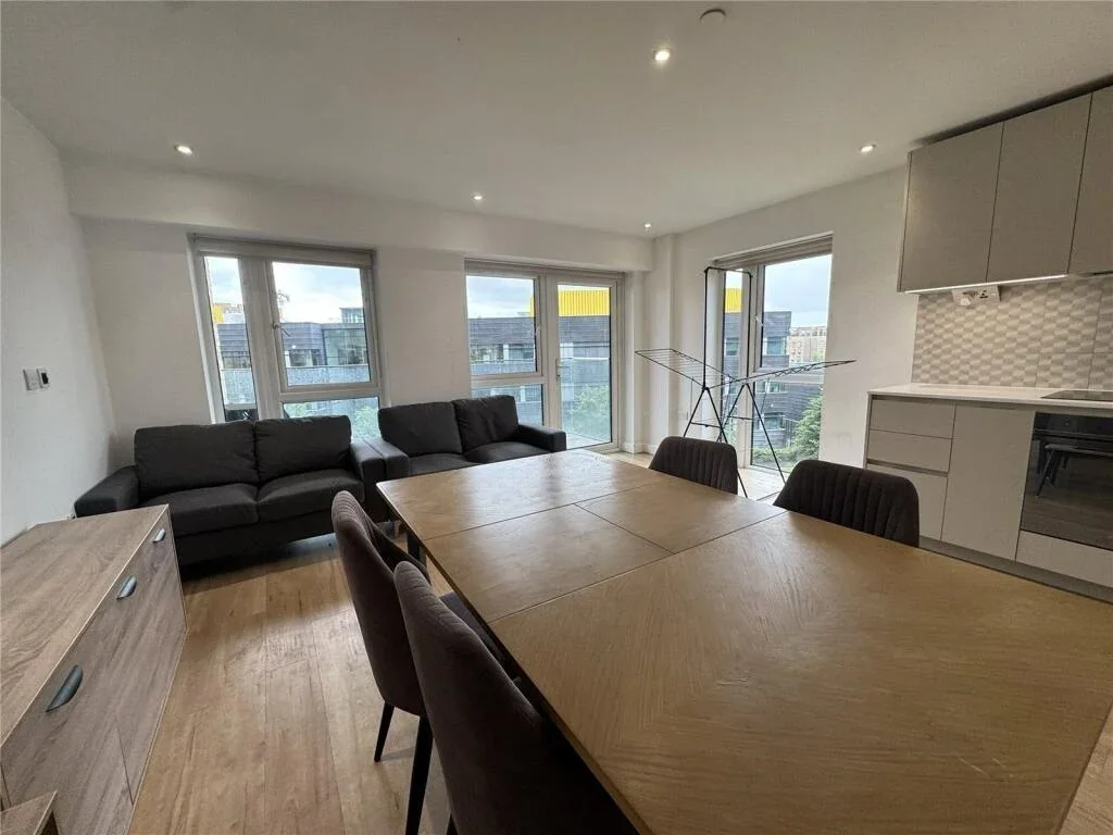 Flat Caversham Road in Greater London