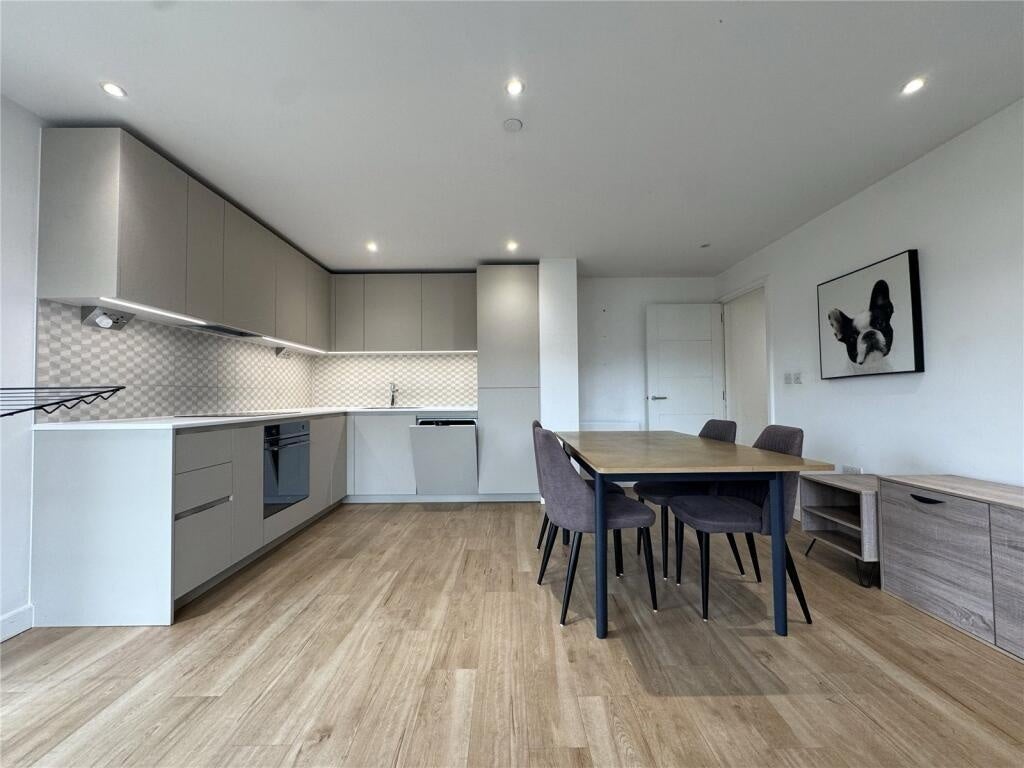 Flat Caversham Road in Greater London