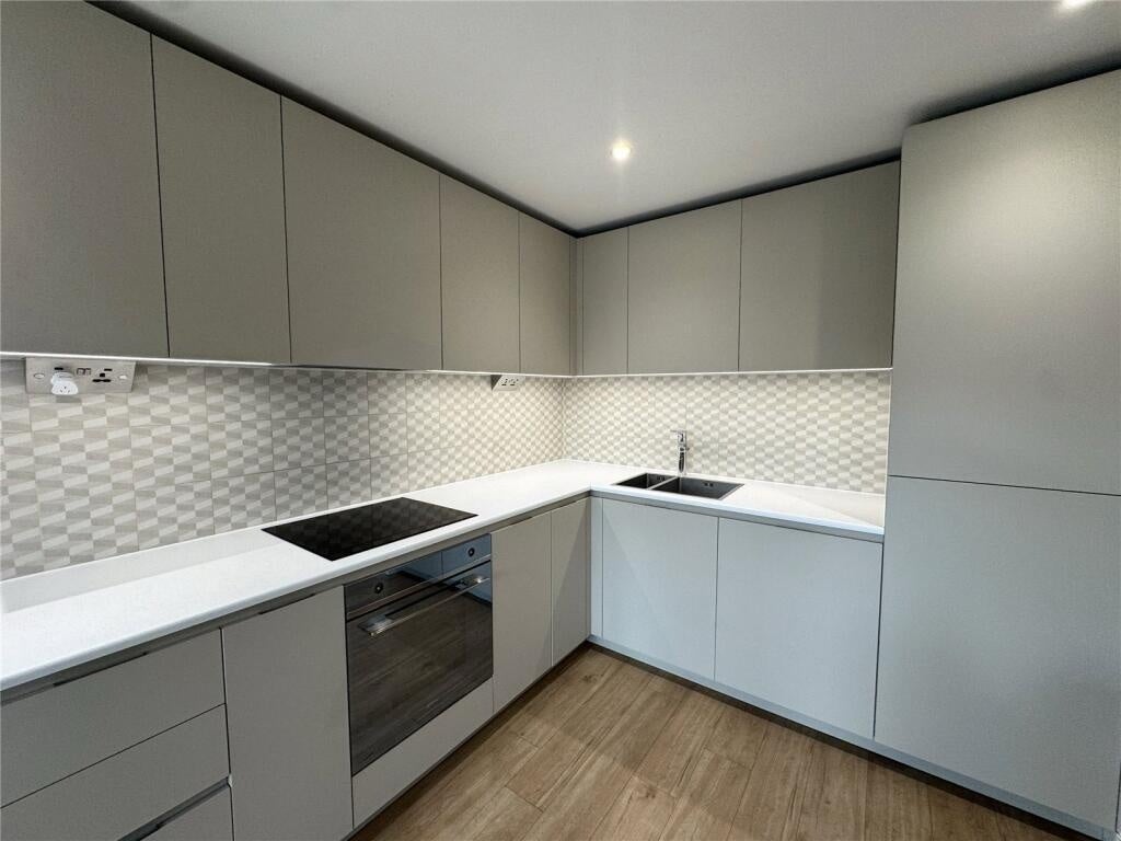 Flat Caversham Road in Greater London