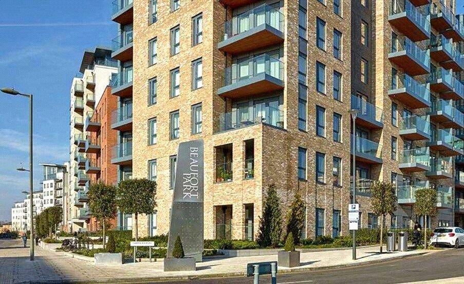 Flat Caversham Road in Greater London