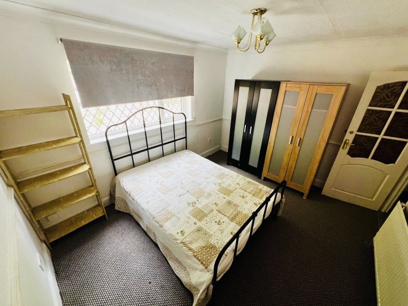 Flat Mogden Lane in Greater London