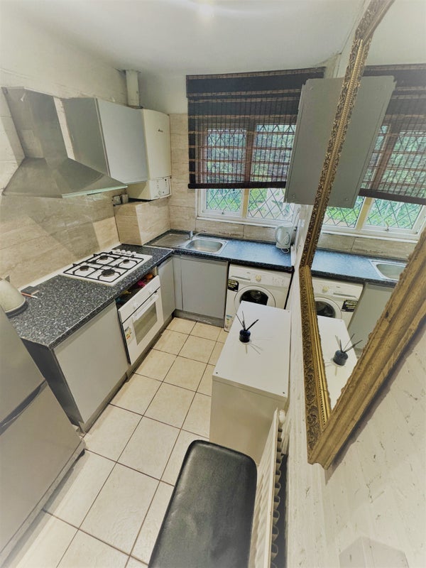 Flat Mogden Lane in Greater London