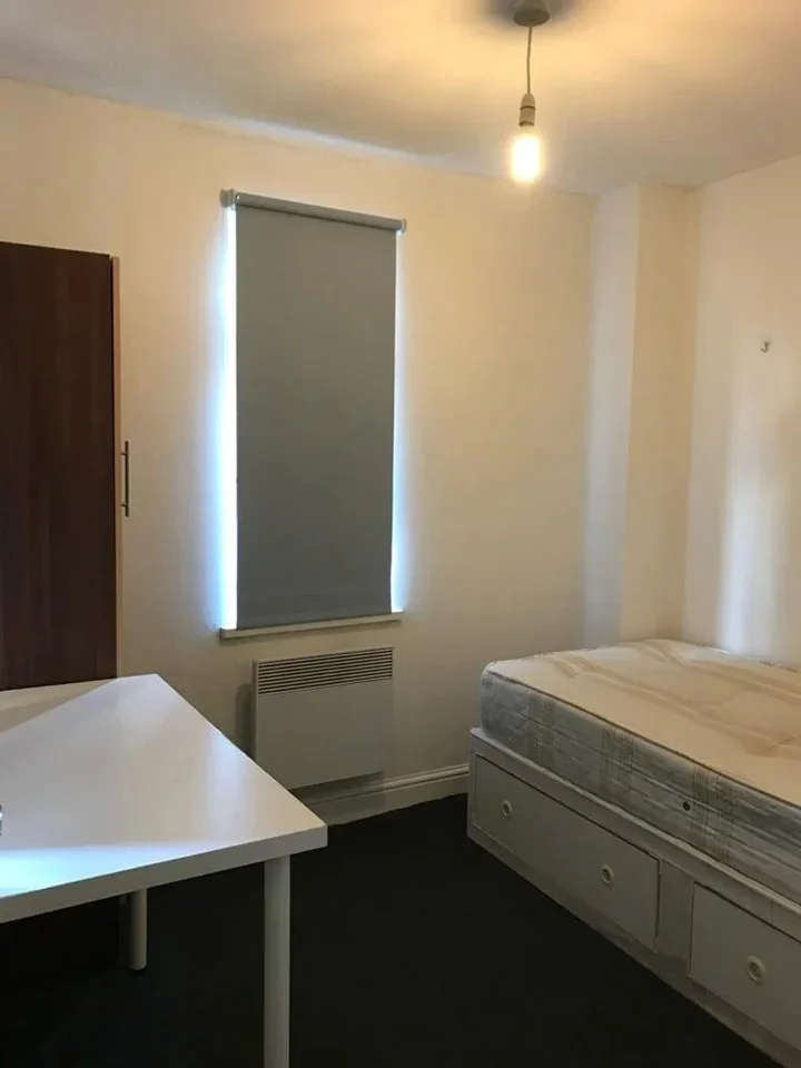 Flat Greyhound Road in Greater London