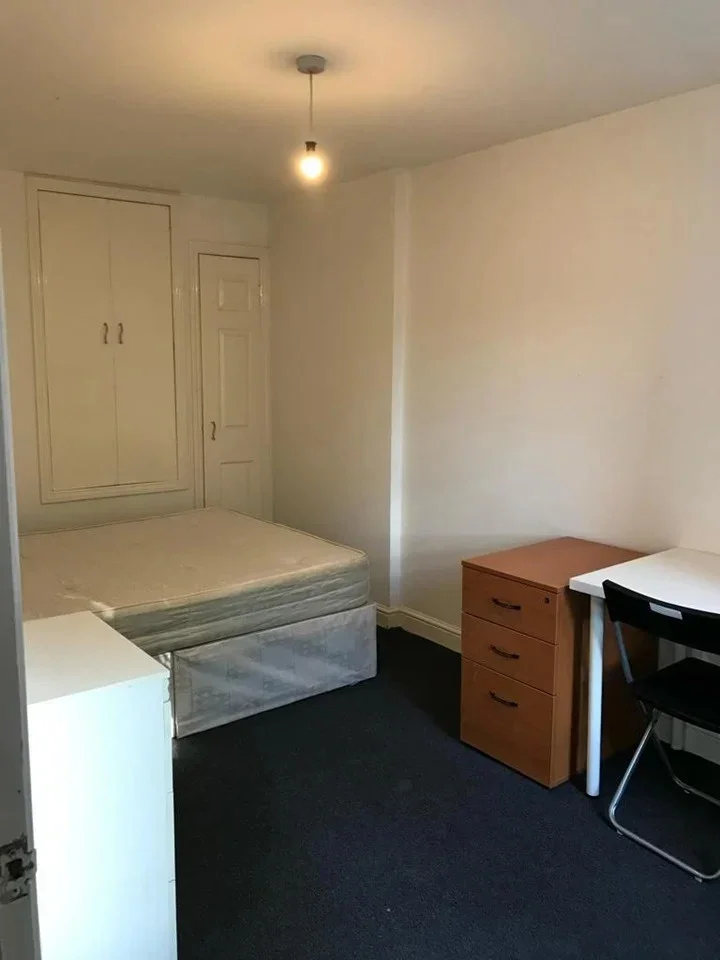 Flat Greyhound Road in Greater London