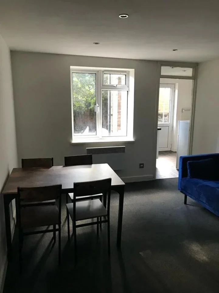 Flat Greyhound Road in Greater London