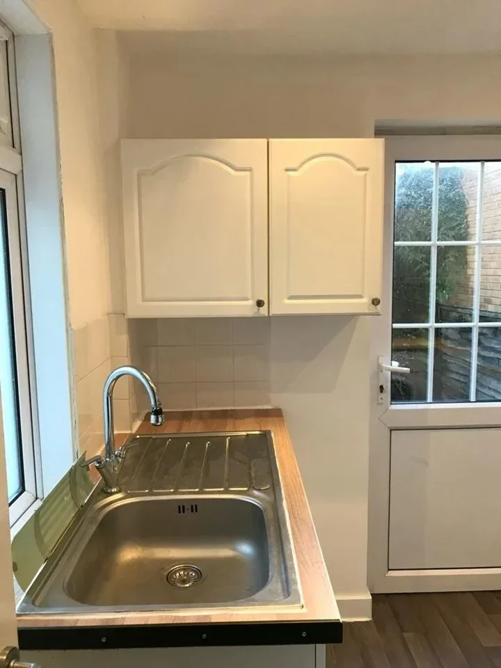Flat Greyhound Road in Greater London