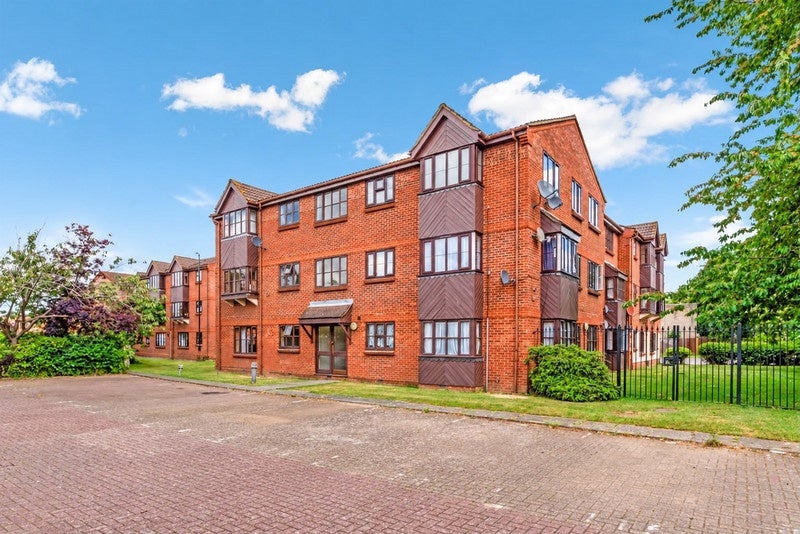 Flat Spring Grove in Greater London