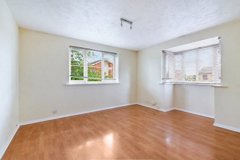 Flat Spring Grove in Greater London
