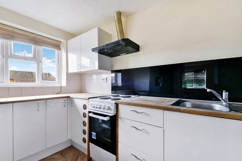 Flat Spring Grove in Greater London
