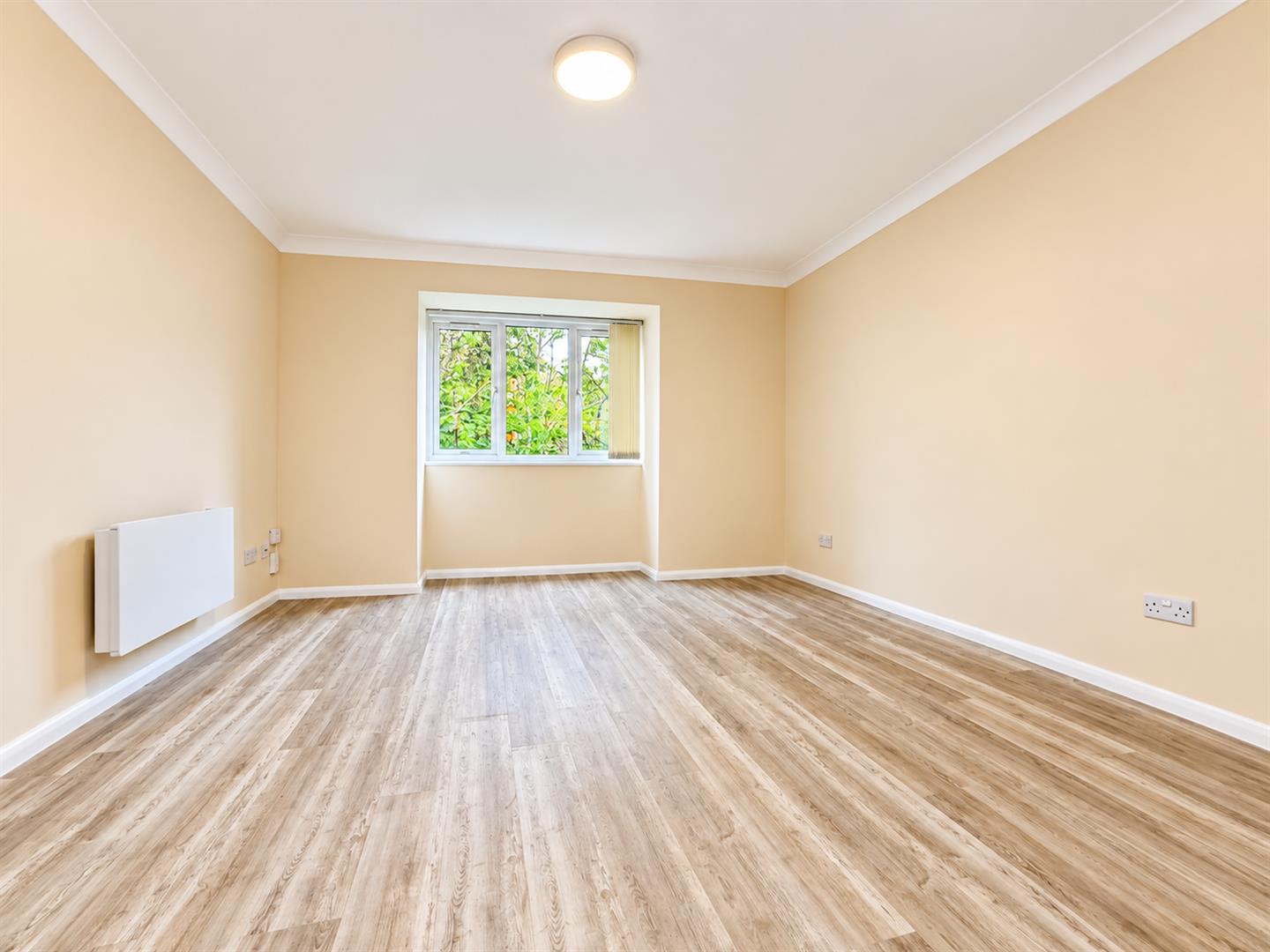 Flat Birchend Close in Greater London