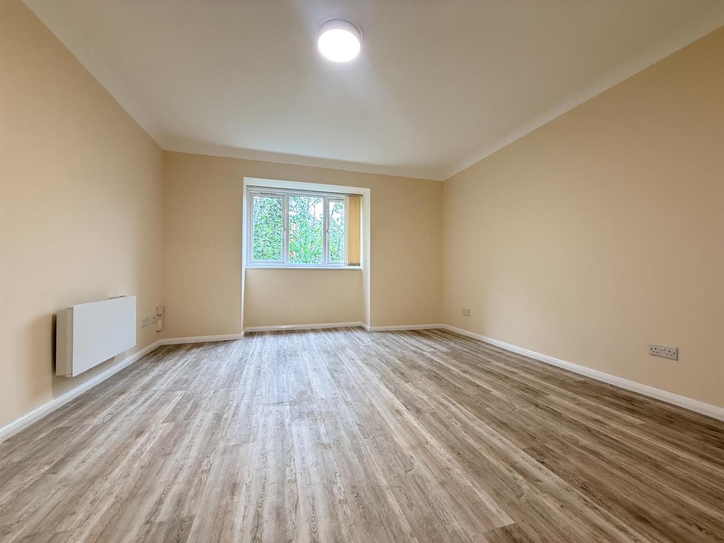 Flat Birchend Close in Greater London