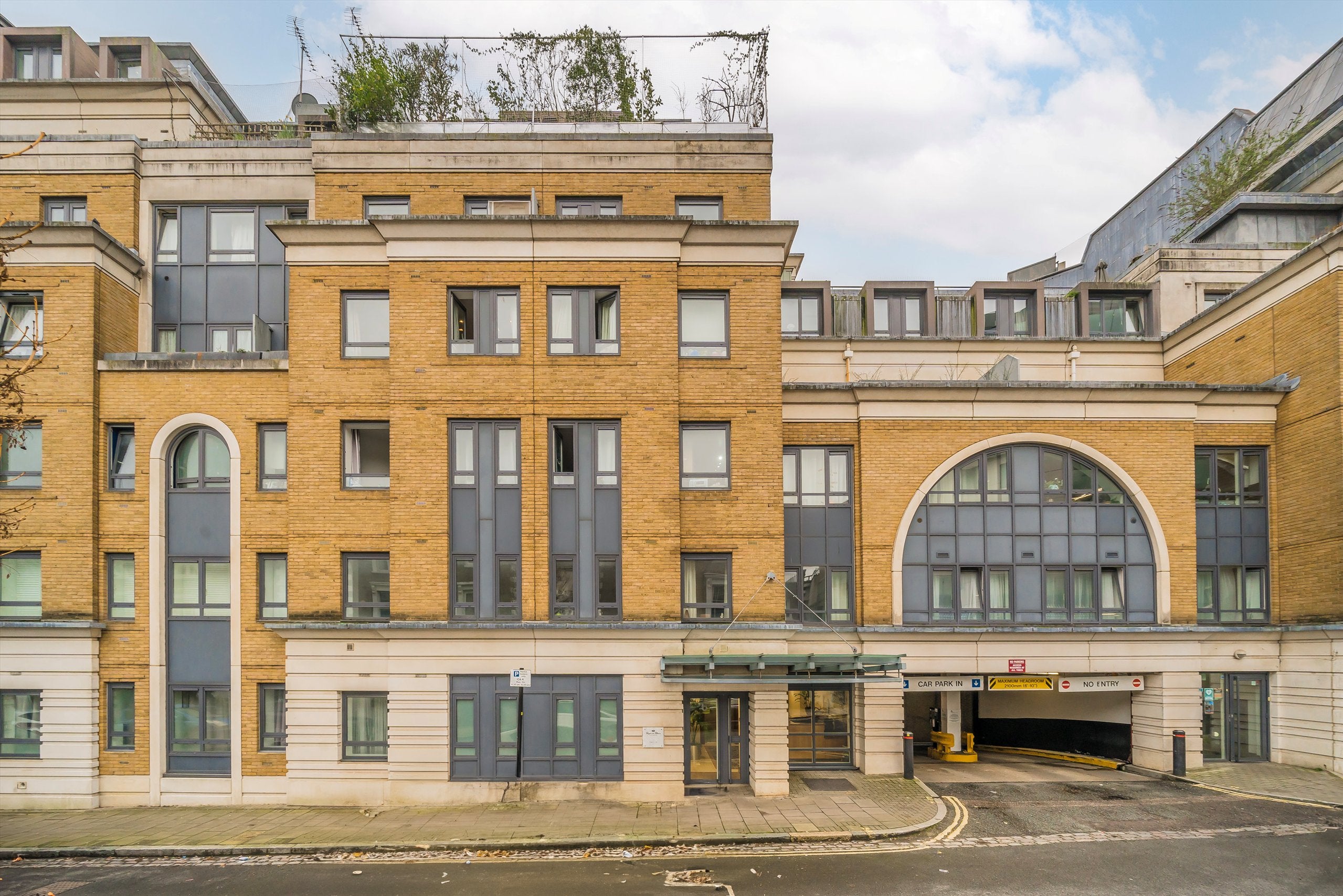 Flat Greville Mews in Greater London