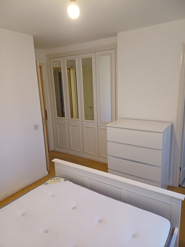 Room Parlaunt Road in Slough
