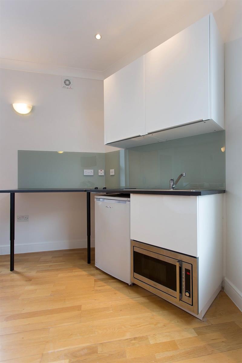 Flat Fortune Green Road in Greater London