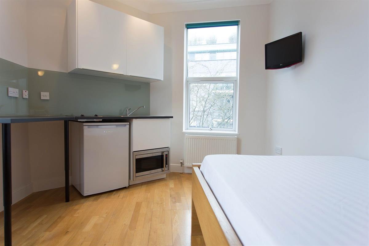 Flat Fortune Green Road in Greater London