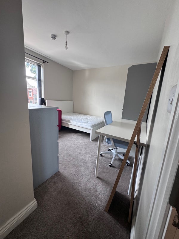 Room Beeston Road in Nottingham