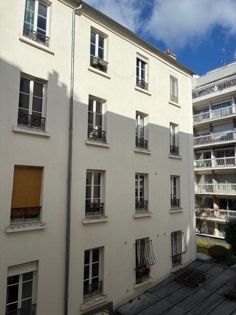 Flat Rue Philippe de Girard in Paris