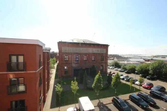 Room Central Way in Warrington