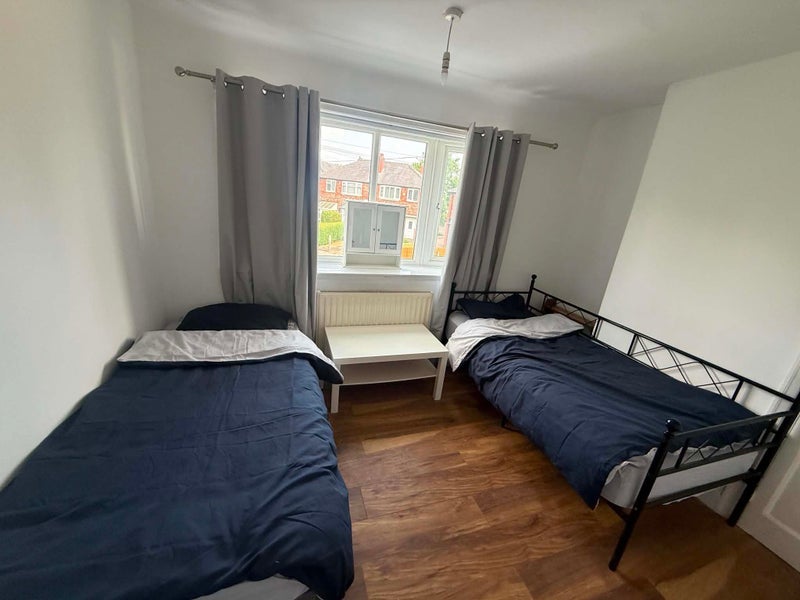 Room Redthorn Avenue in Manchester