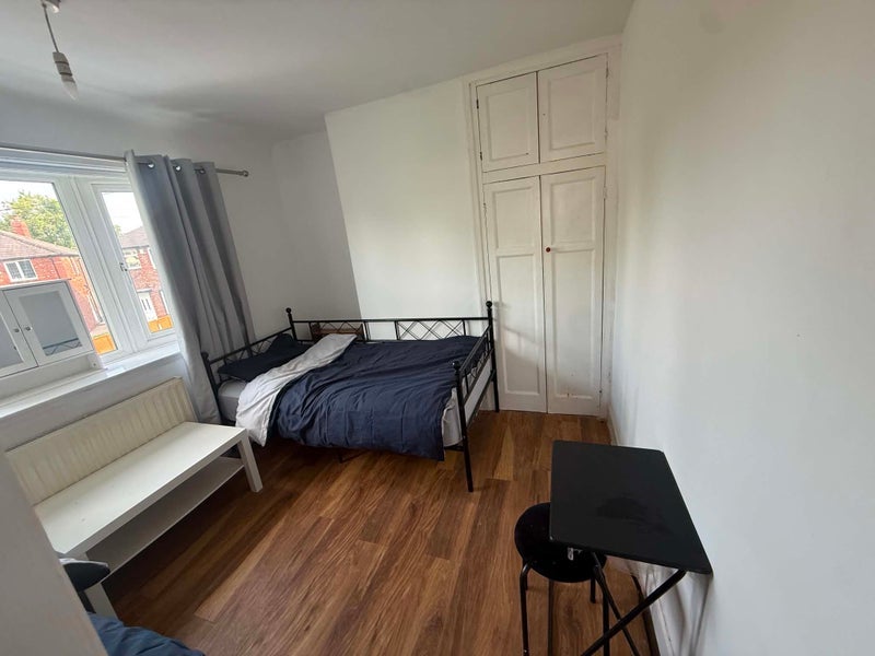 Room Redthorn Avenue in Manchester