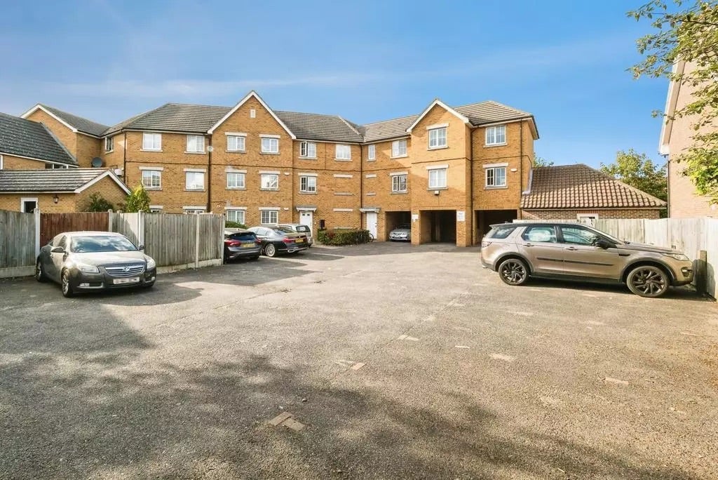 Flat Parnell Close in Grays
