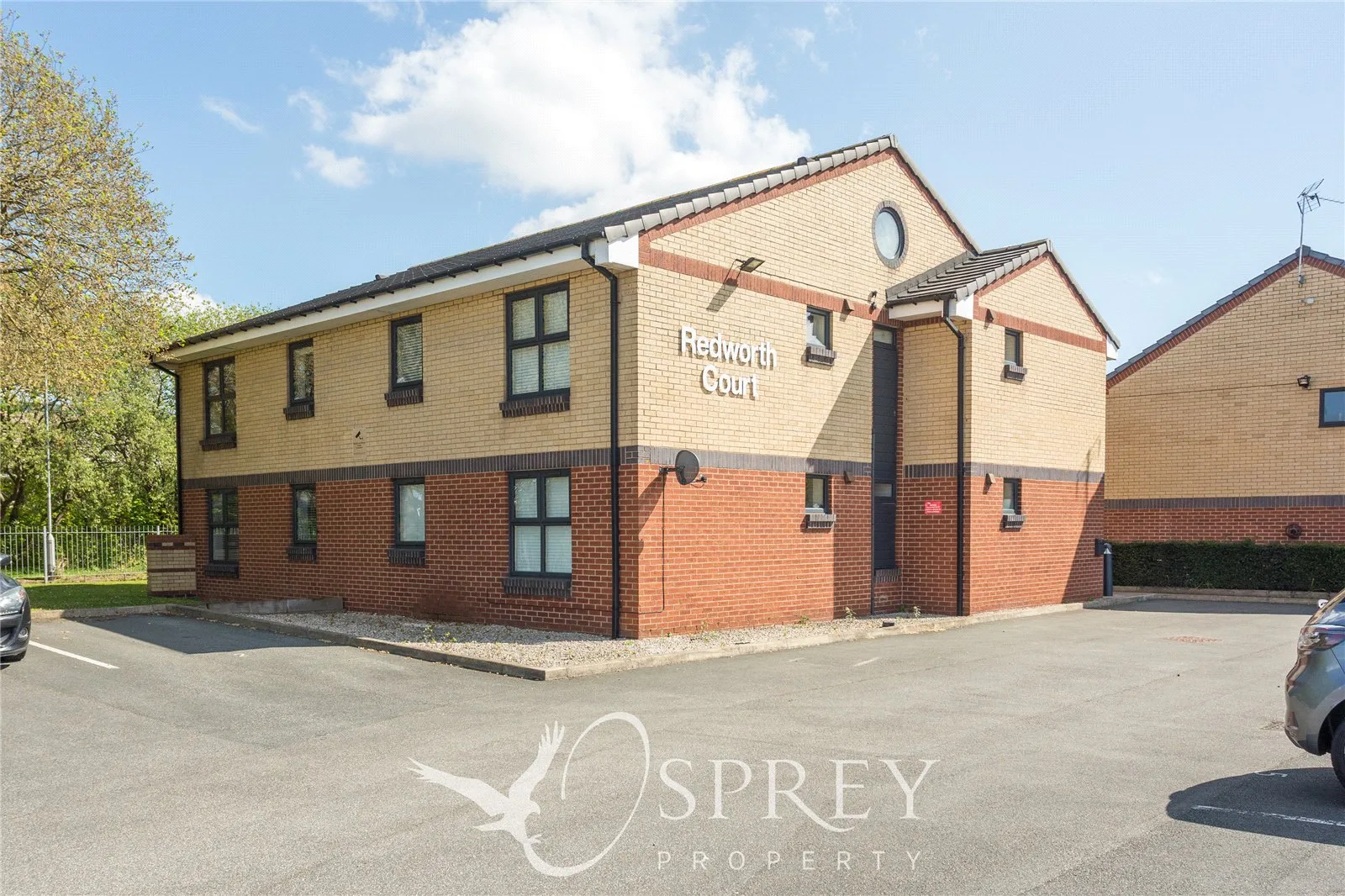 Flat Redworth Court in Leeds