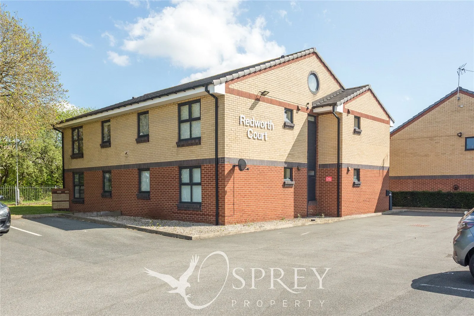 Flat Redworth Court in Leeds