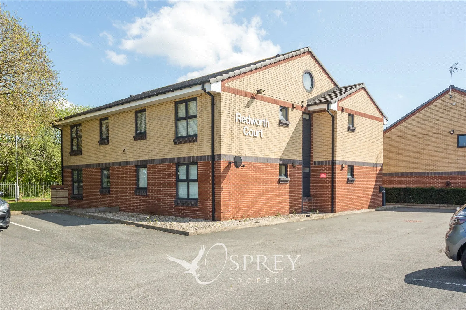 Flat Redworth Court in Leeds