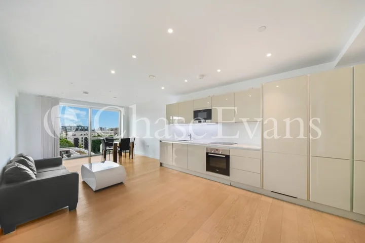 Flat Sayer Street in Greater London