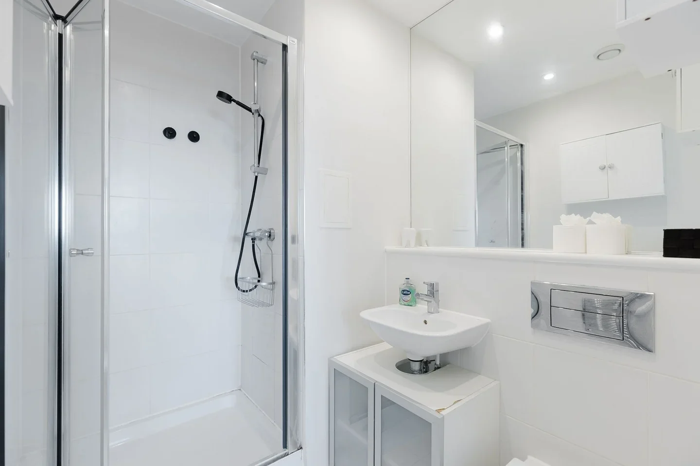 Flat Cordelia Street in Greater London
