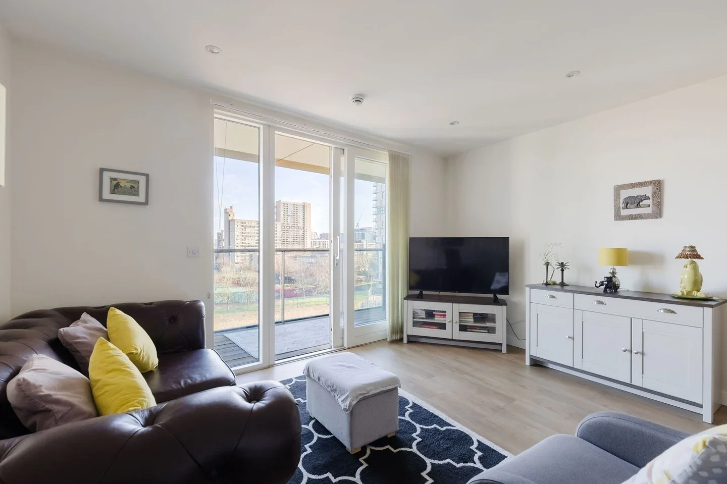 Flat Cordelia Street in Greater London