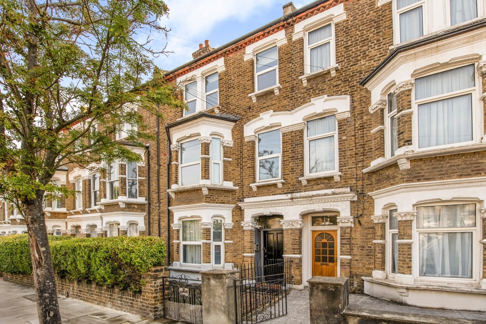 Flat Fairbridge Road in Greater London
