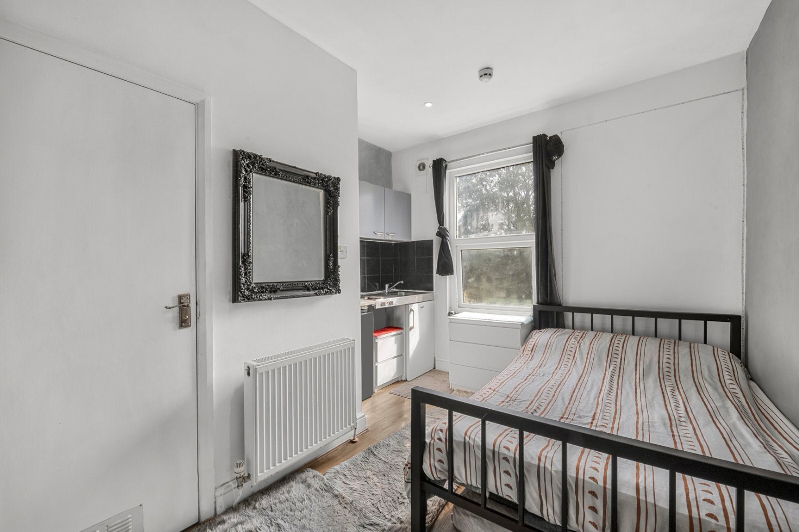 Flat Fairbridge Road in Greater London