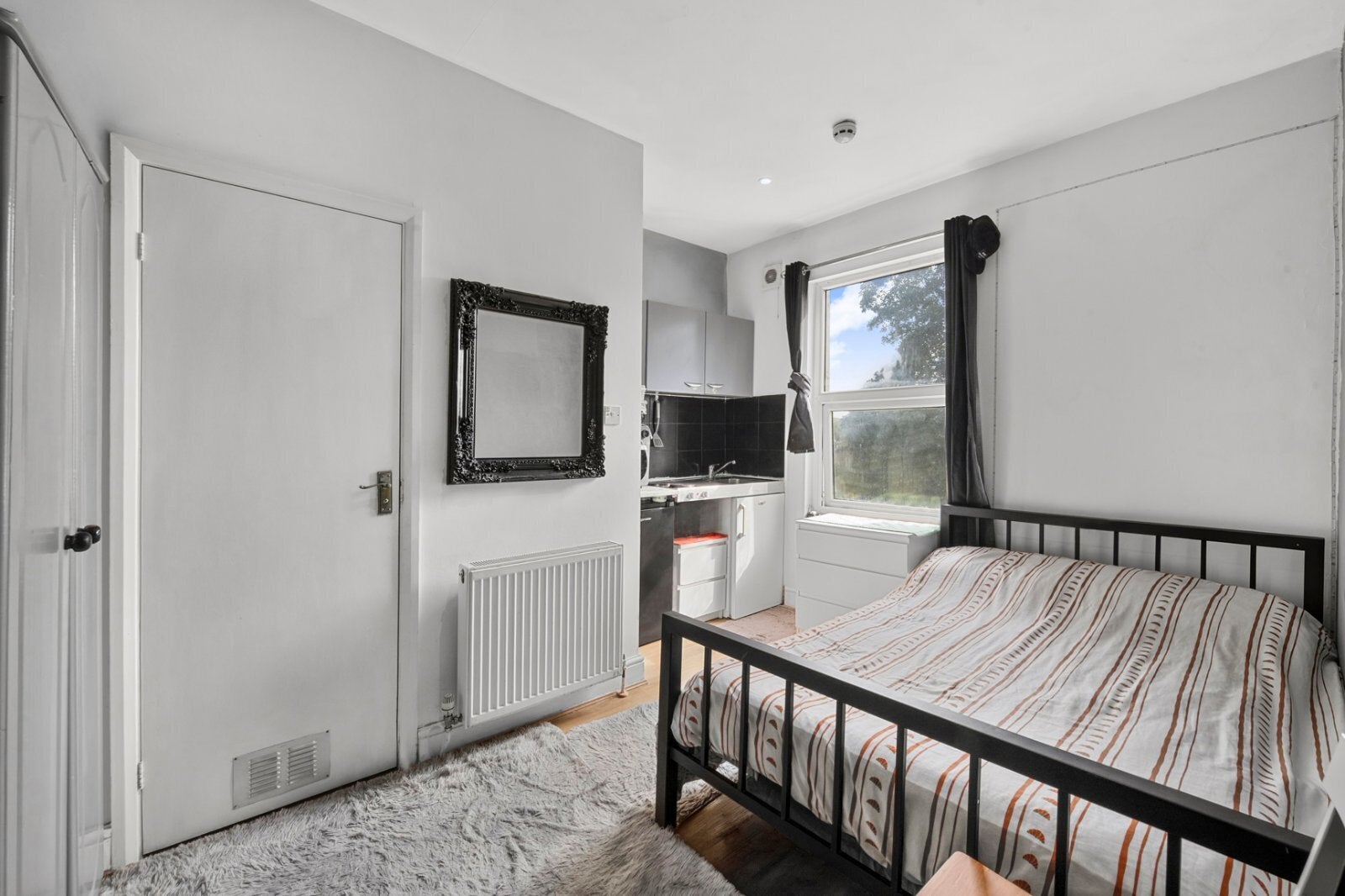Flat Fairbridge Road in Greater London