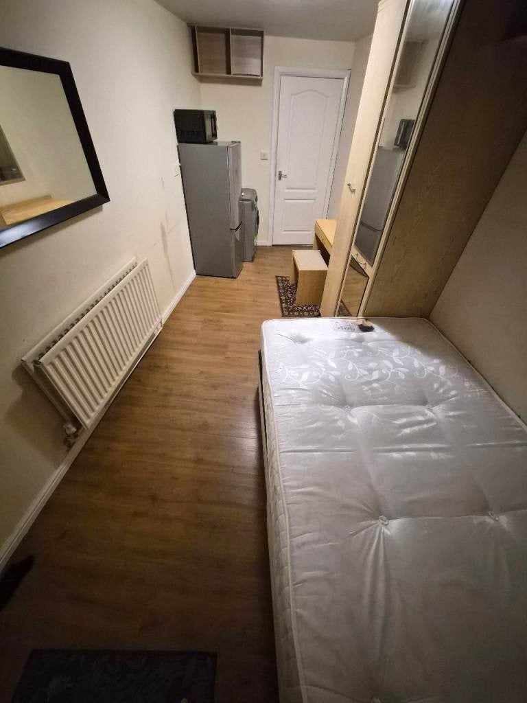 Flat Long Readings Lane in Slough