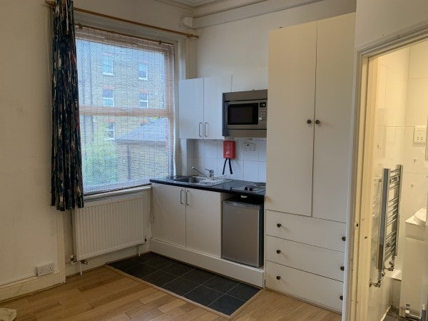 Room Chiswick High Road in Greater London