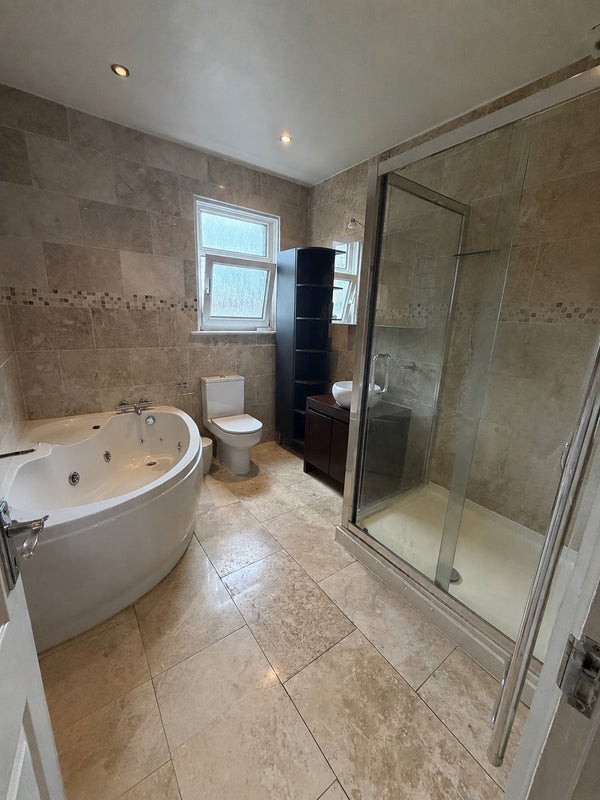 Room Western Avenue in Greater London