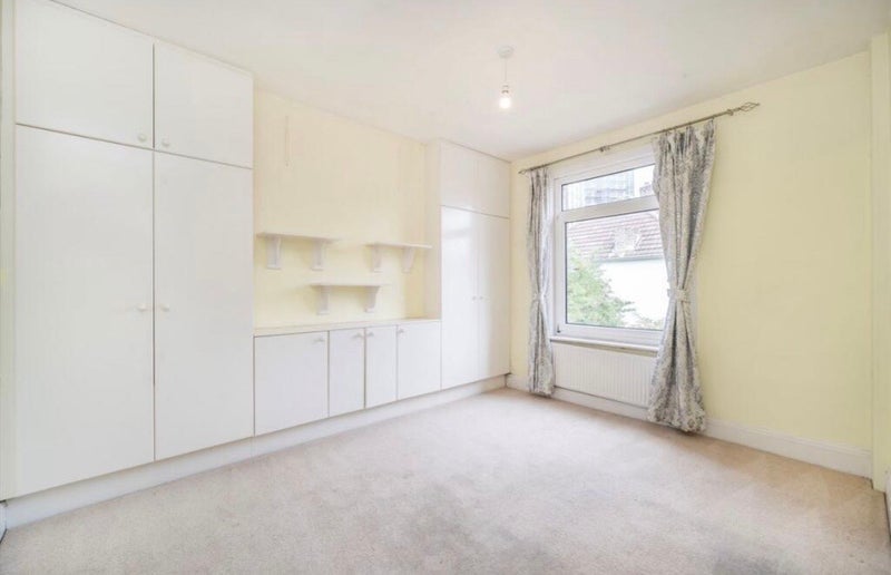 Room Western Avenue in Greater London