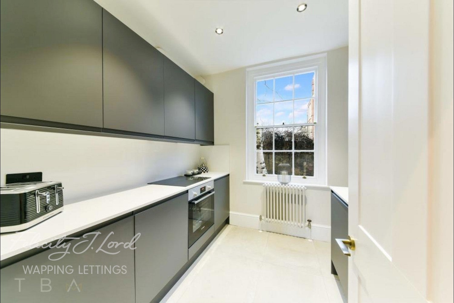 Flat Cable Street in Greater London