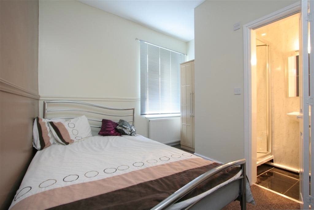 Room Clive Road in Cardiff