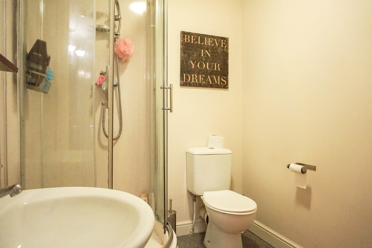 Flat Broomfield Crescent in Leeds