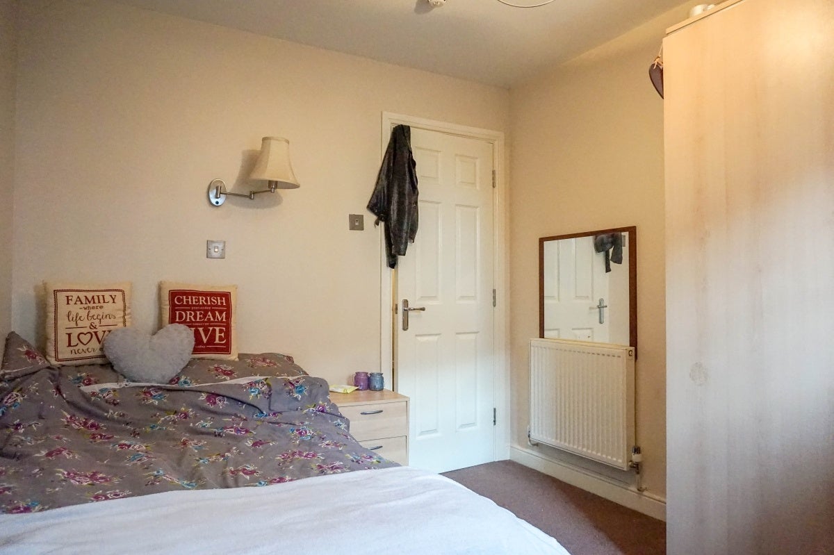 Flat Broomfield Crescent in Leeds